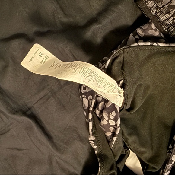 Fabletics Black and Gray Leopard Print Active Set - Picture 8 of 8